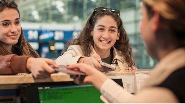 通过机票代理出的机票可以在沙特航空官网申请过境电子签